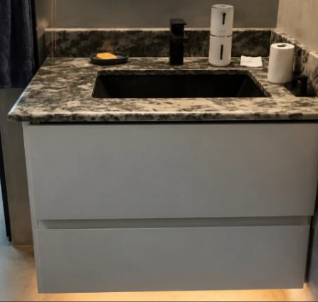 Mueble de baño suspendido gris con cubierta de piedra veteada oscura y lavabo negro
