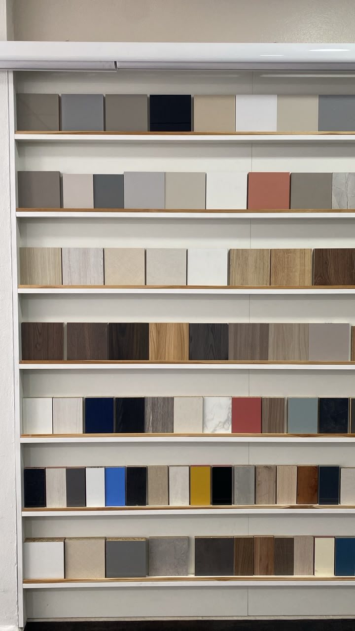 Repisas con muestras de acabados en madera y colores