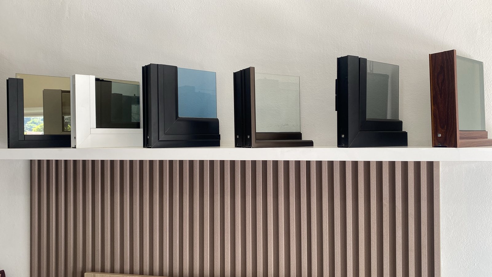 Perfiles de aluminio negro, blanco, bronce y madera con vidrio