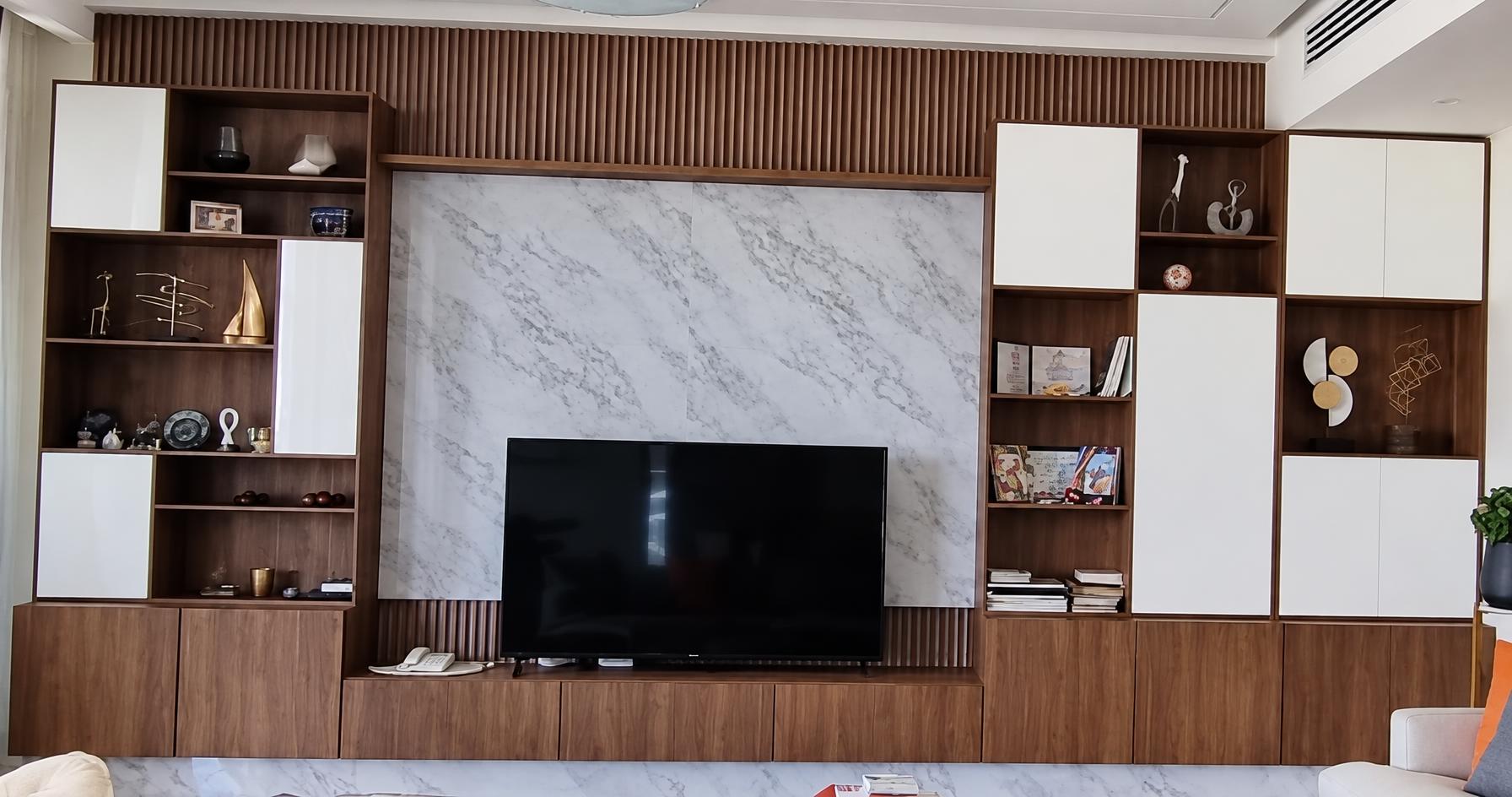 Detalle del mueble de TV: repisas abiertas, puertas blancas y listones de madera