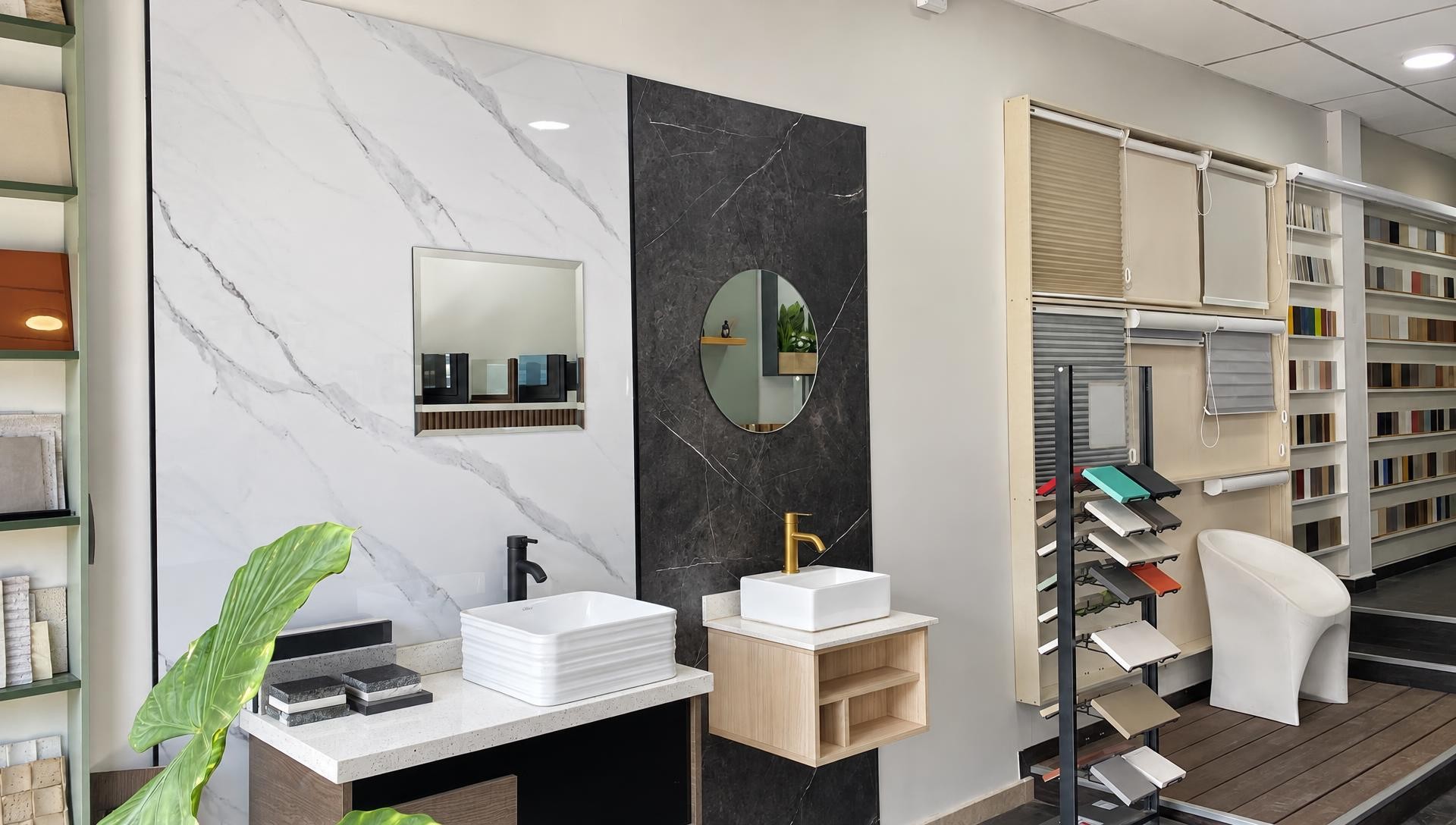 Showroom de Embelezzia: lavamanos sobre cubiertas, paneles tipo mármol y exhibidores de persianas y acabados